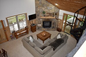 TV connectée, cheminée, lecteur de DVD, baby-foot