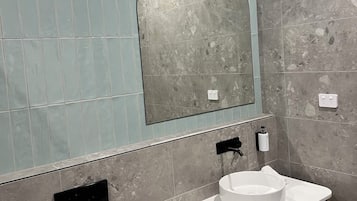 Deluxe Double Room | Bathroom