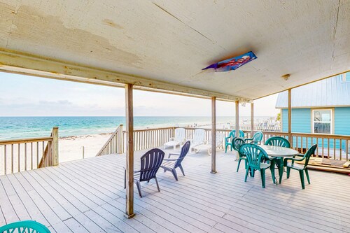 Sunny oceanfront home with beach access, balcony, washer/dryer, & WiFi
