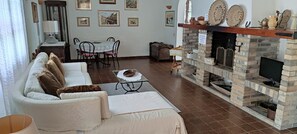 TV, fireplace - Villa Piscina Privata Pula - Villa La Villetta con Piscina (Pula)