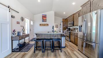 Réfrigérateur, micro-ondes, four, plaque de cuisson