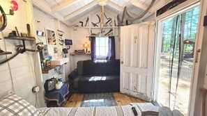 1 dormitorio, tabla de planchar con plancha, wifi y ropa de cama