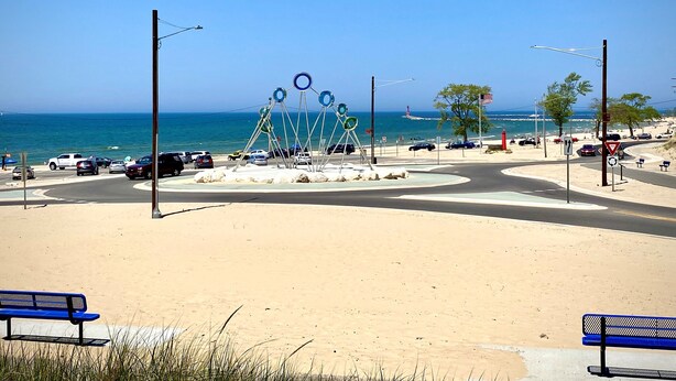 A beachside parking area with a roundabout, a sculpture, and a view of the sea. - Downtown Lakeside in Muskegon-by local businesses,10 min to beach, Htub seasonal (Muskegon)