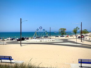 Ranta lähistöllä, aurinkotuoleja, rantapyyhkeitä