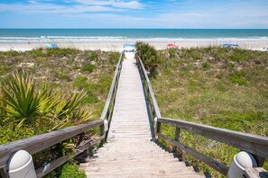 On the beach, beach towels, surfing, motor boating - OCEANFRONT, Pool, Elevator, SPECTACULAR SUNRISE over Ocean & Intracoastal! $300 in Free Tickets! (St. Augustine)