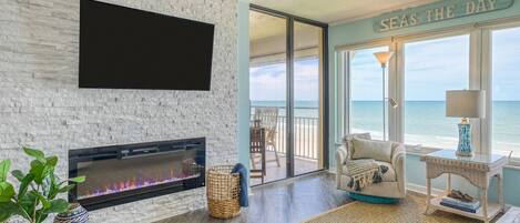 Smart-tv, eldstad och böcker