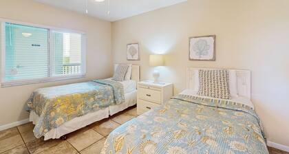 Sand Castle condo with Gulf-view balcony, heated pool, hot tub & beach access