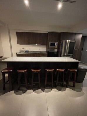 Mikrowelle, Ofen, Herdplatte, Wasserkocher mit Kaffee-/Teezubehör