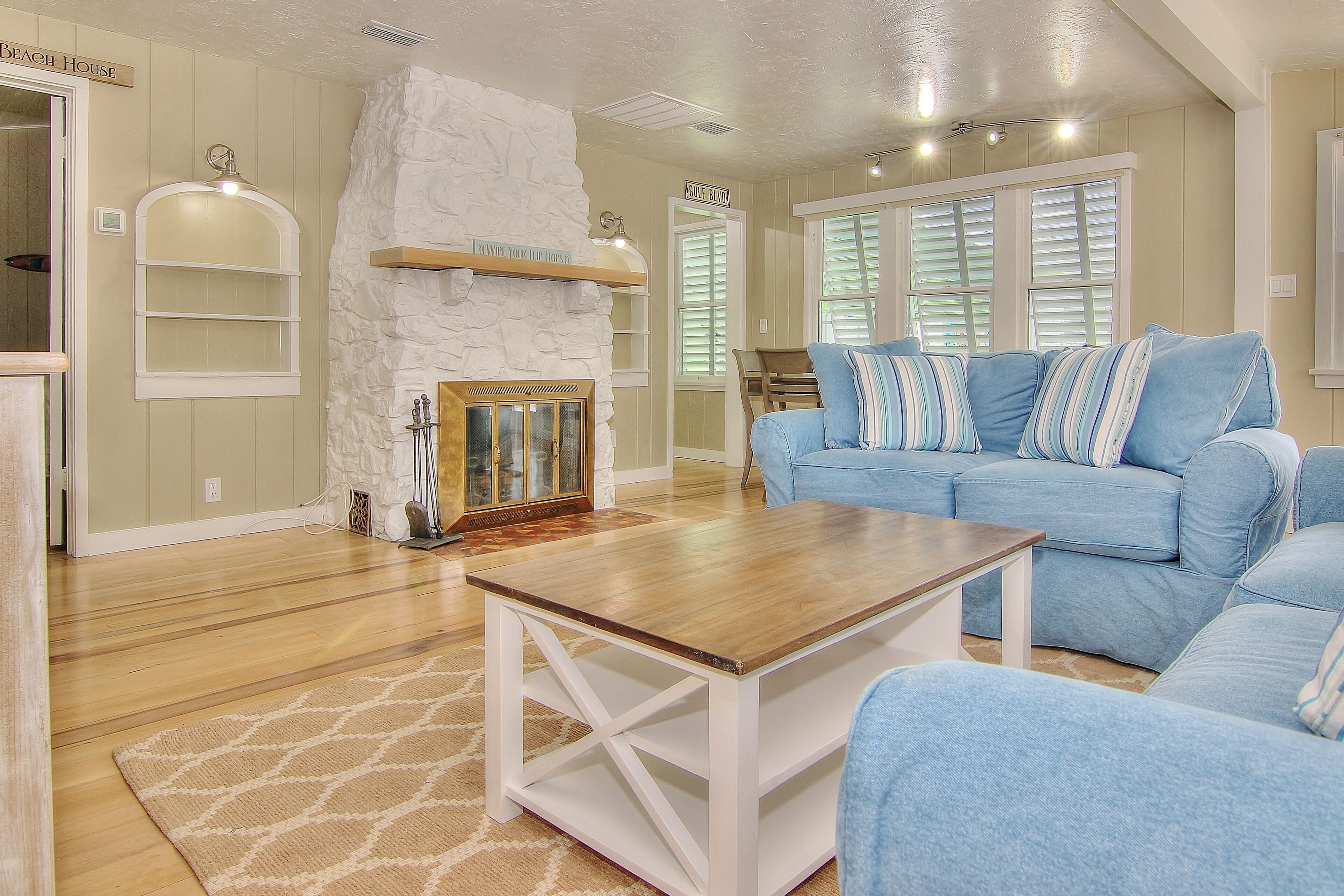 Modern beach cottage steps to beach with fireplace, W/D & AC - near dining & fun