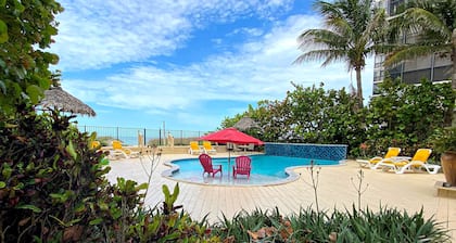 Beachfront penthouse with pool, great views & pool table