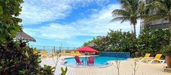 Beachfront penthouse with pool, great views & pool table
