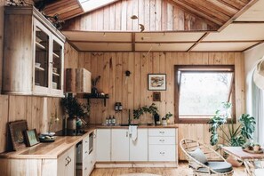 Kjøleskap, mikrobølgeovn, ovn og kokeplater