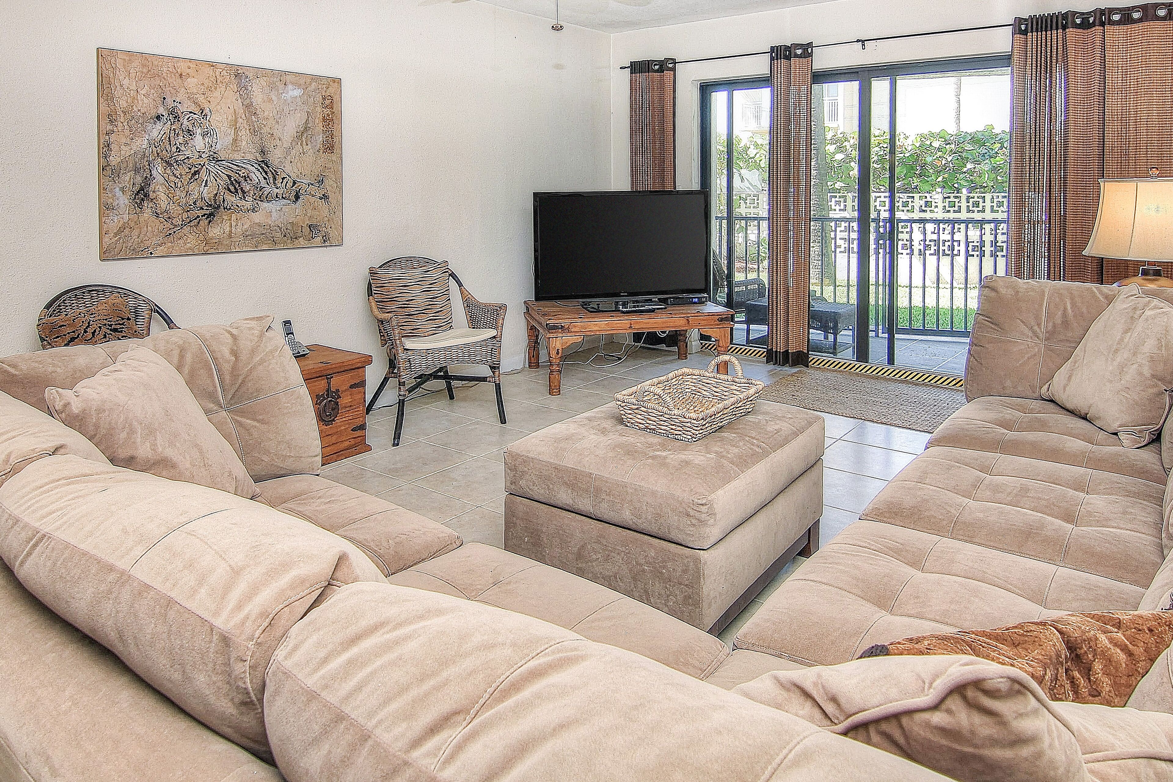 Elegant 1st-floor condo w/private patio, AC, on-site outdoor pool & gas grills