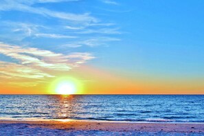 Beach nearby - Beach condo with screened balcony & Intracoastal-view pool - dog-friendly (Indian Shores)