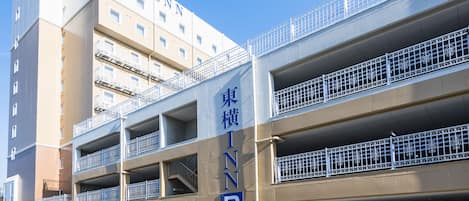 A multi-story parking garage with a sign indicating "INN" and "P" for parking.