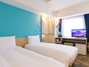 Escritorio, espacio para trabajar con laptop y cortinas blackout