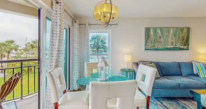 Contemporary gem on the Gulf Coast with balcony & W/D - walk to beach & shops