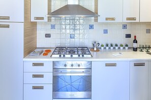 Fridge, oven, stovetop, coffee/tea maker - Mafalda 1: for 2 people, 250m from the beach, in the centre of Levanto (Levanto)