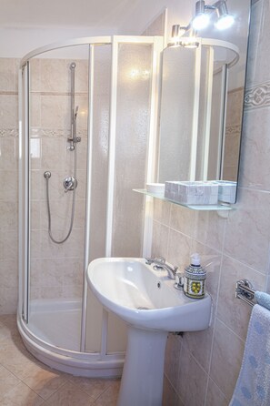 Hair dryer, bidet - Mafalda 1: for 2 people, 250m from the beach, in the centre of Levanto (Levanto)