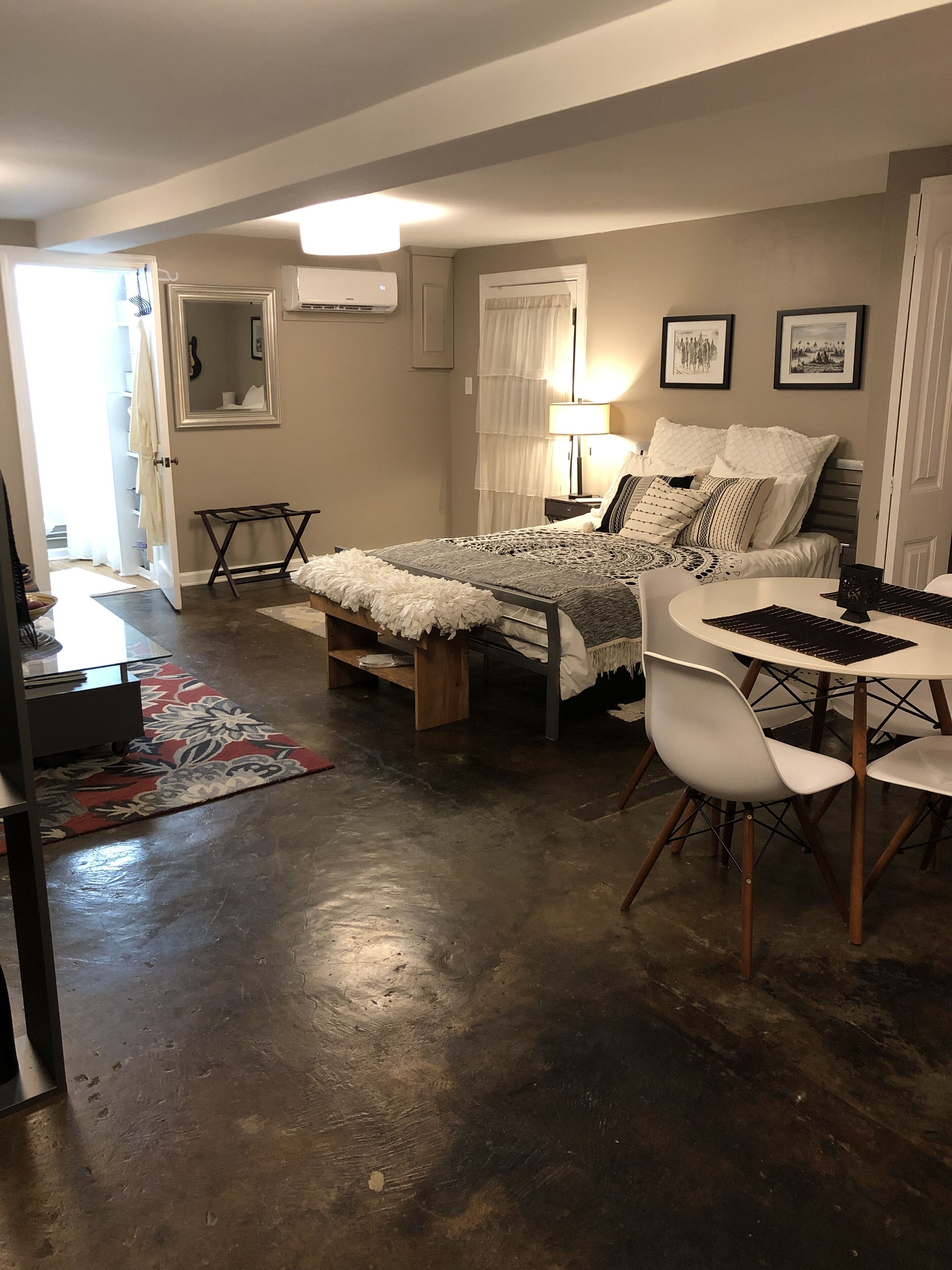 Quiet guest house 4 miles from Broadway. 30 night minimum
