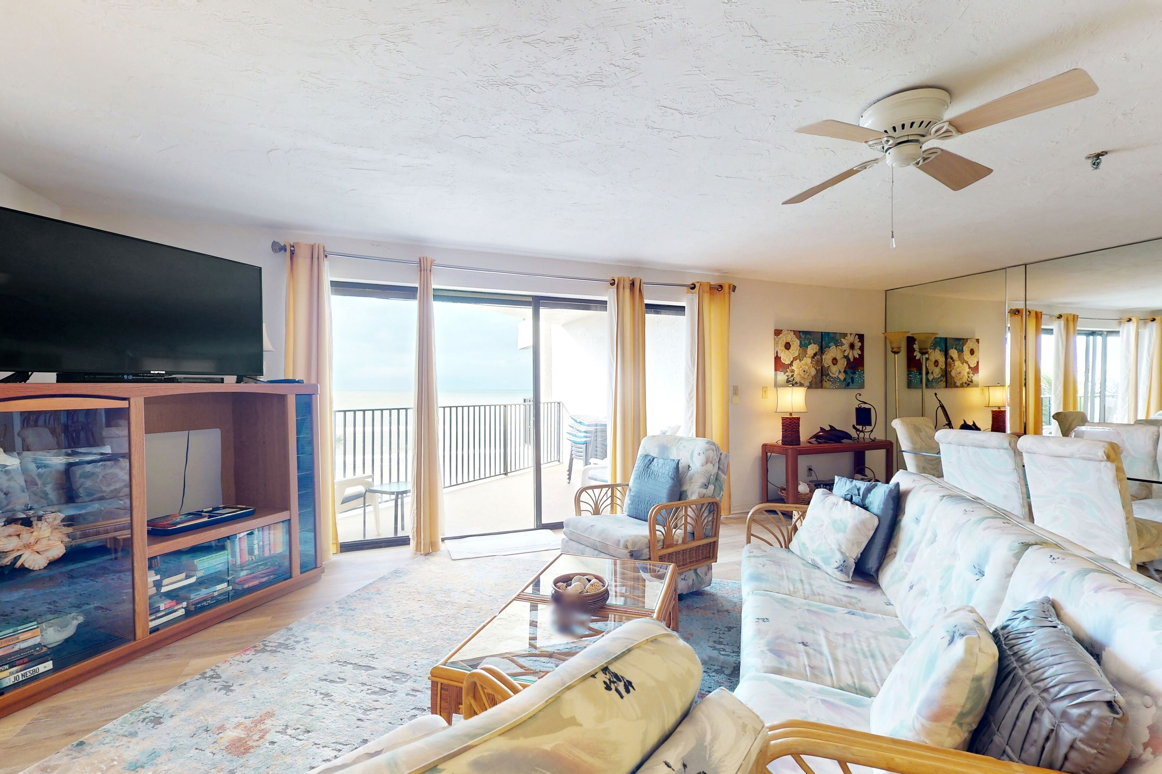 Beachfront condo with pool, WiFi, AC, washer/dryer - snowbirds welcome