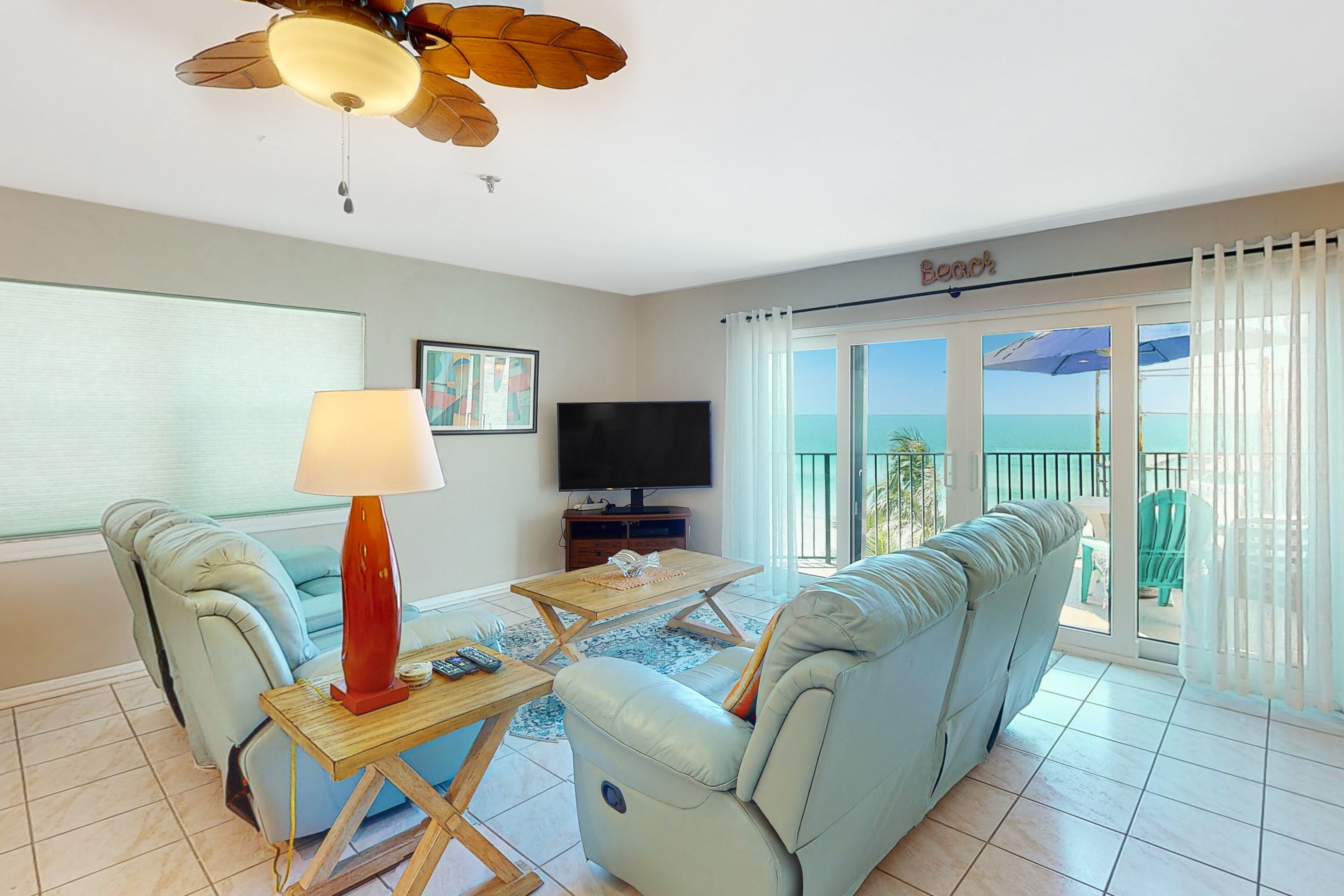 Modern beachfront condo with WiFi, AC, washer/dryer - snowbirds welcome