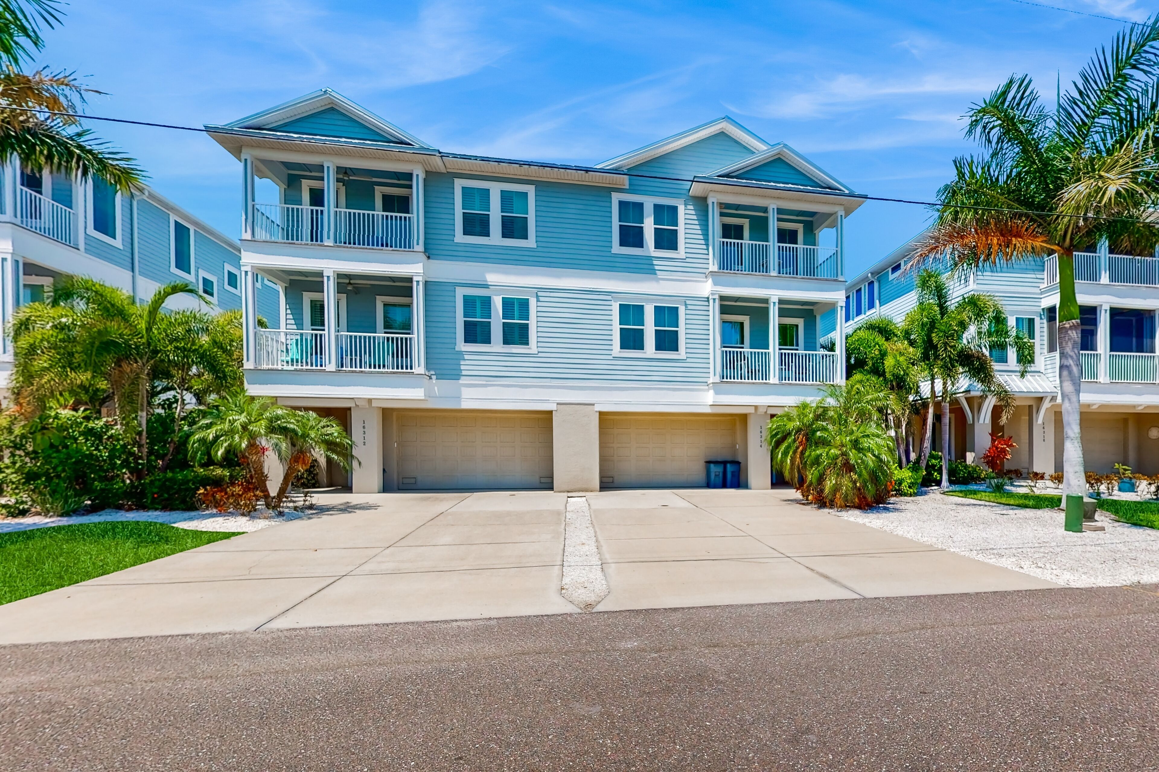 Modern townhome near the beach with patio - bikes, kayaks & beach gear included