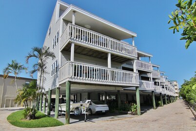 Tropical gem with pool - steps to beach - water-view balcony, private W/D & AC