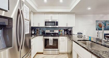 Beachfront condo with pool, tennis court & AC - dog-friendly