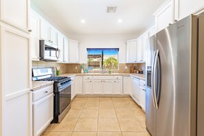 Fridge, microwave, oven, stovetop - Saltwater Pool, Spa, Firepit, GameRoom @MariamsBnb (Desert Hot Springs)