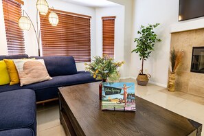 Smart TV, foosball, stereo - Saltwater Pool, Spa, Firepit, GameRoom @MariamsBnb (Desert Hot Springs)