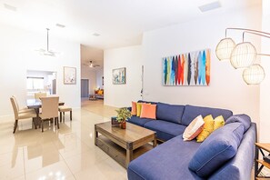 Smart TV, tavolo da calcetto, impianto stereo