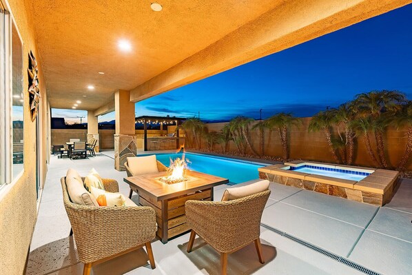 Outdoor dining - Saltwater Pool, Spa, Firepit, GameRoom @MariamsBnb (Desert Hot Springs)