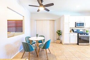 Fridge, microwave, oven, stovetop - Saltwater Pool, Spa, Firepit, GameRoom @MariamsBnb (Desert Hot Springs)