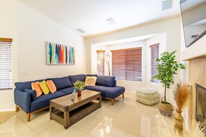 Smart TV, tavolo da calcetto, impianto stereo