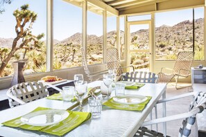 Dining - Joshua Tree Dream Weaver a chic home on 5 private acres (Joshua Tree)