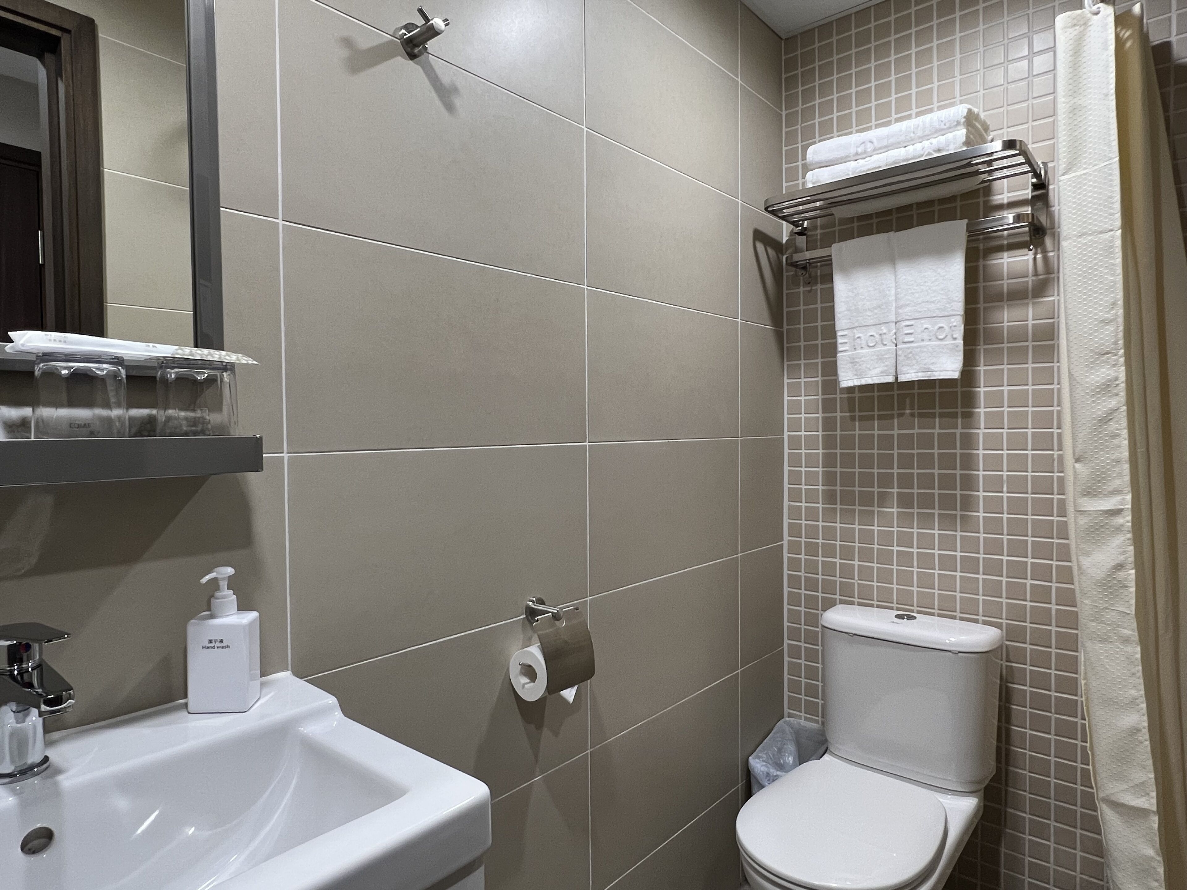 City Twin Room | Bathroom | Shower, hair dryer, towels, shampoo