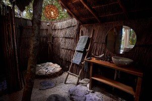 Chuveiro, produtos de toalete grátis, toalhas de banho, sabonete