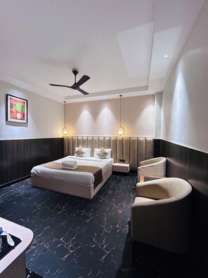 Rom – deluxe, 1 kingsize-seng, hageutsikt | Skrivebord for bærbar PC, wi-fi (inkludert) og rullestolvennlig