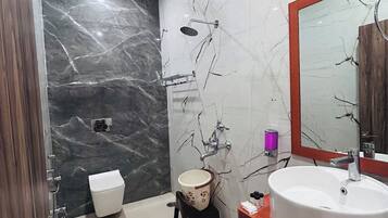 Deluxe-Zimmer, 1 King-Bett, Gartenblick | Badezimmer | Handtücher