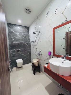 Deluxe Room, 1 King Bed, Garden View | Bathroom | Towels - Royal Heritage Hotel & Resort (Faizabad)