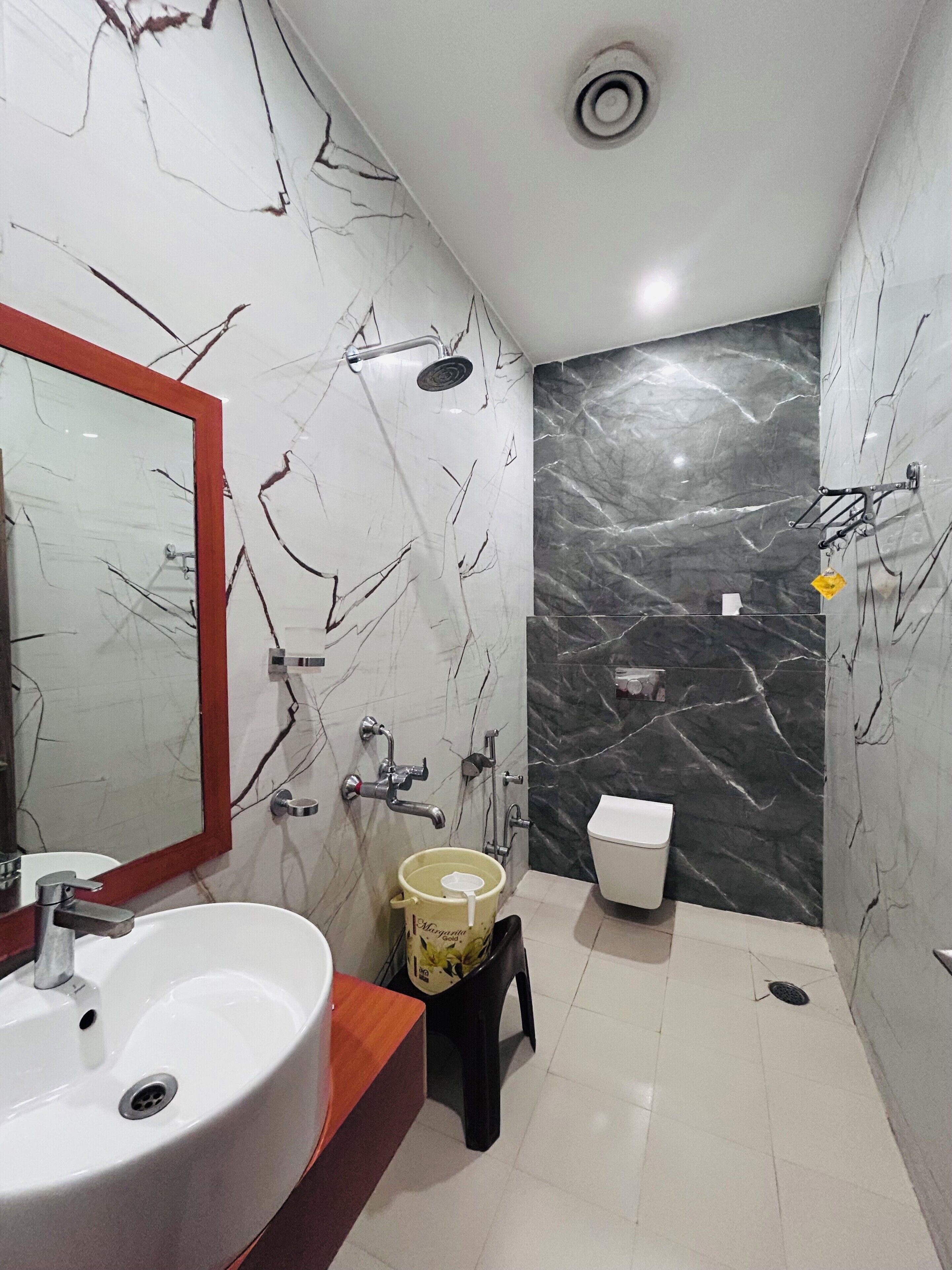 Deluxe Room, 1 King Bed, Garden View | Bathroom