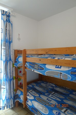 1 quarto, ferros/tábuas de passar roupa
