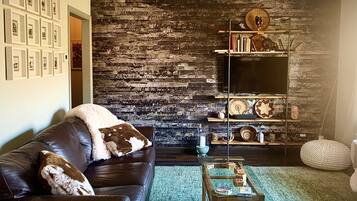 Een smart-tv, een open haard, boeken en een stereo