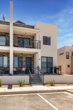 المنشأة من الخارج