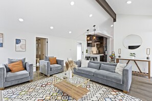 Smart TV - Stylish Mid-Century Villa w/ Pool, 10 mins to Disney (Fullerton)