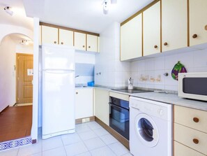 Een koelkast, een microgolfoven, een oven, een broodrooster