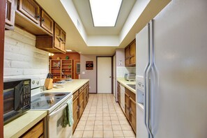 Fridge, microwave, stovetop, dishwasher - Green Valley Abode w/ Pool Access & Mtn Views (Green Valley)
