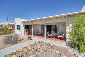 Outdoor dining - Green Valley Abode w/ Pool Access & Mtn Views (Green Valley)