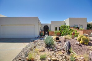 Property grounds - Green Valley Abode w/ Pool Access & Mtn Views (Green Valley)